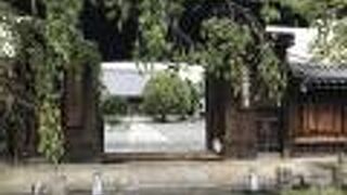 大門は、聚楽第の裏門を1663年に移建したもの