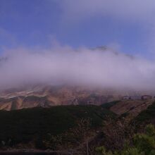 みくりが池から望む立山。雲に隠れて残念です。