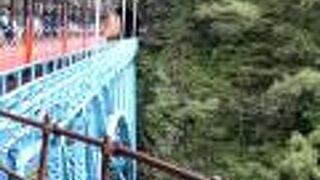 水色の橋脚が映える