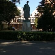 早稲田大学本部キャンパスの中に大隈重信の銅像があります。