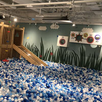 地下の遊び場。子供はボール入れに大興奮！