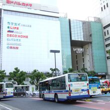 川崎駅に隣接しています