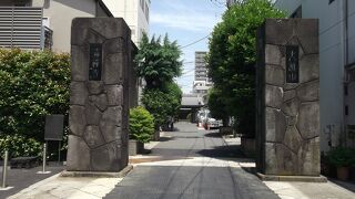 均整のとれた造りの本堂