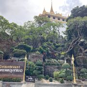 金運を求めて、バンコクを見下ろす黄金の丘の寺へ
