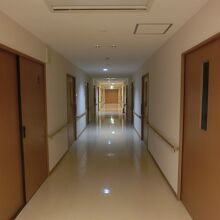 廊下：介護施設だったため、部屋の入口はすべてスライドドアです
