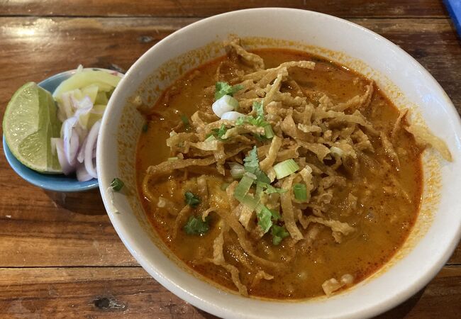 エカマイのチェンマイ料理店でカオソーイを食べる