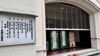 春日通りを本郷三丁目から上野広小路へ向かって1分右側にある教会