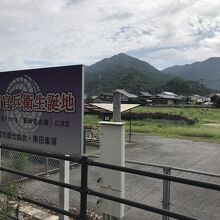 本黒田駅ホームより手前の小山が城跡