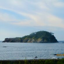 見る方向によって形が変わる