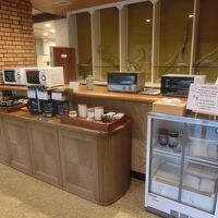 電子レンジやコーヒーメーカー。朝は食パン２枚とジャムが無料