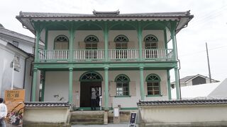 明治9年、外国商人の宿泊施設として建てたもの