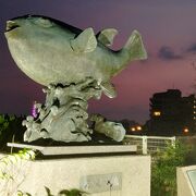 「世界最大のふくの銅像」と「関門海峡の眺め」がよいです