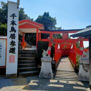 「元乃隅稲成神社」と並ぶような千本鳥居と海を臨む景色が圧巻です