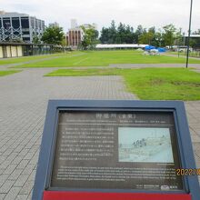 この左手奥の建物です