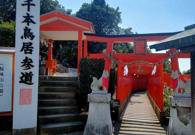 「元乃隅稲成神社」と並ぶような千本鳥居と海を臨む景色が圧巻です