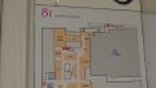 途中階でエレベーターに乗るのが容易でない程の賑わいぶり