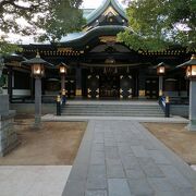 早稲田地区の小高い丘の上に神社はあります。