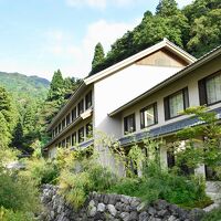 永平寺川に沿って建つ宿坊（というかホテル）