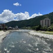 高山本線に沿って流れる風光明媚な川