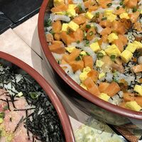 海鮮チラシ寿司とネギトロご飯の桶