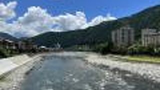 高山本線に沿って流れる風光明媚な川