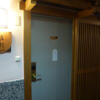 部屋の入口も和のテイストです