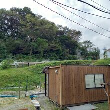 温泉は約100度の源泉を樋を使って自然に温くしています