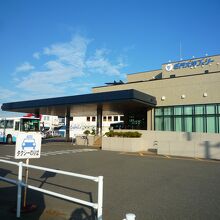 落ち着いた外観の建物です