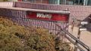 梅田の地下街の商店街