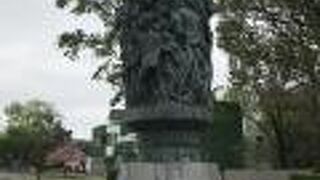 勢いのある彫刻像