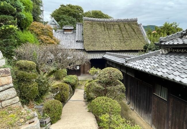 茅葺の古民家です