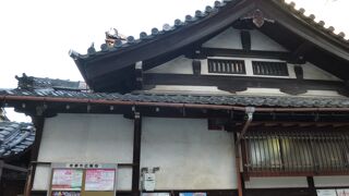 白壁の建物が印象的