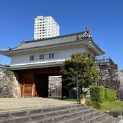 再建された門があります