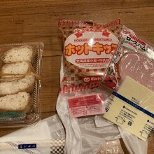 朝食セットと昼食のいなり寿司です。