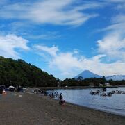 富士山を望む、波の静かな海水浴場