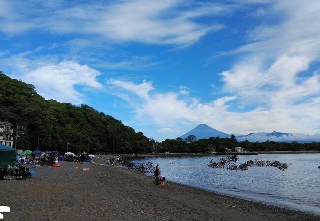 富士山を望む、波の静かな海水浴場