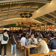 大テント内は人多し