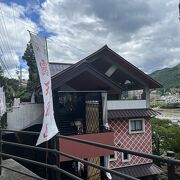 飛騨川河畔に建つ日帰り温泉