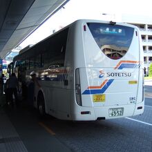 少し前の電車と同じカラーのバスでした