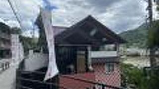 飛騨川河畔に建つ日帰り温泉