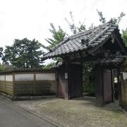 江戸時代に建てられた山門と本堂が残っています