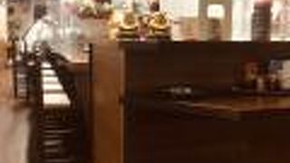 縦長のカウンターと座席