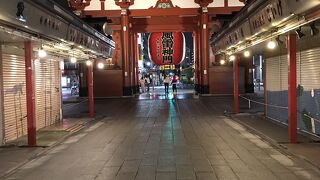 夜の浅草寺はきれい