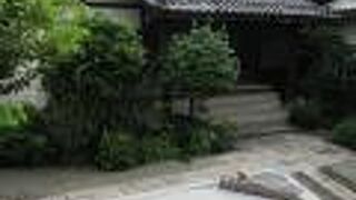 本尊の阿弥陀仏と脇侍を見ることができます