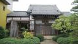 仏足石碑が置かれています