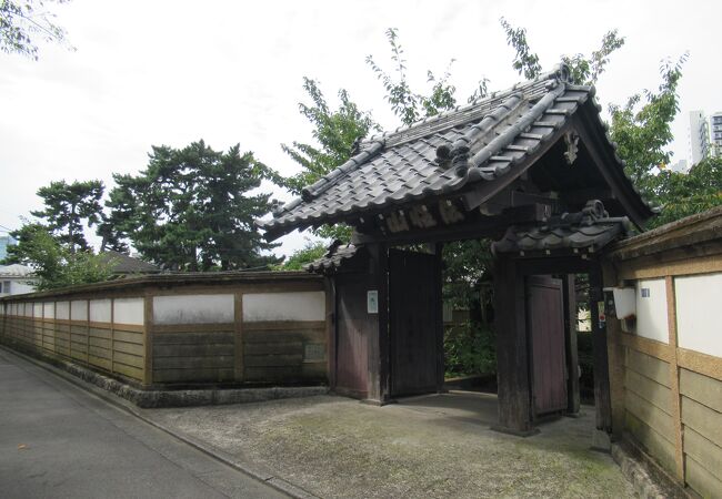 江戸時代に建てられた山門と本堂が残っています