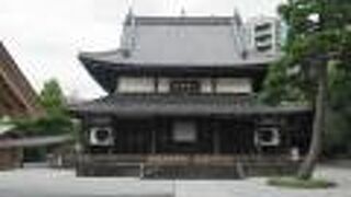 新しく水盤と庫裡が造られていました