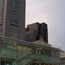 立地便利でビルに囲まれている