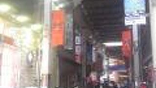 曲がりくねったアーケード