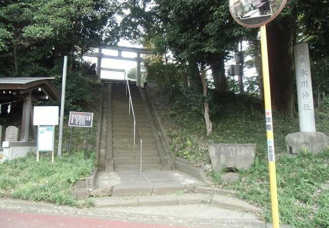 小さな神社ながら、２つの世田谷区指定文化財を持ちます